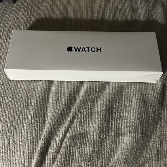 Brand New Apple Watch SE 40mm 2nd gen with Light Beige Band - Picture 3 of 3